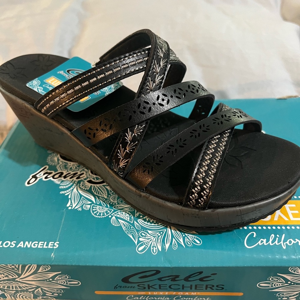 Sketchers sandals never worn